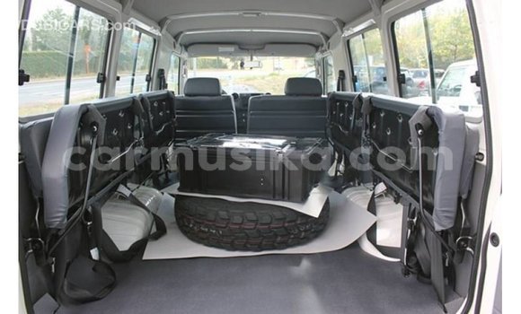 Acheter Import Voiture Toyota Land Cruiser Blanc à Import - Dubai, Harare Acheter Import Voiture Toyota Land Cruiser Blanc à Import - Dubai, Harare