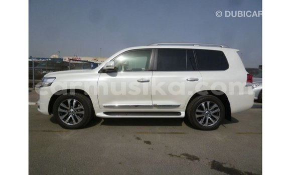 Tenga Imported Toyota Land Cruiser Chena Mota in Import - Dubai in Harare Tenga Imported Toyota Land Cruiser Chena Mota in Import - Dubai in Harare