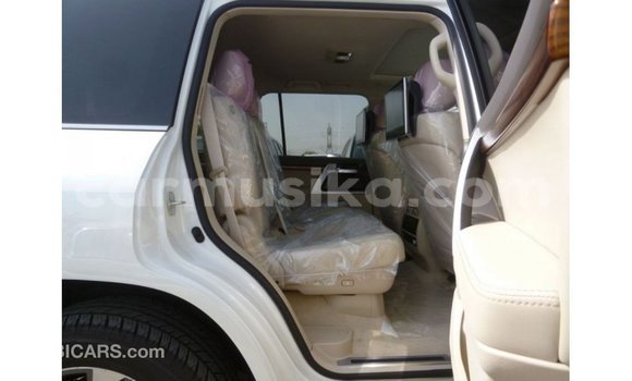 Tenga Imported Toyota Land Cruiser Chena Mota in Import - Dubai in Harare Tenga Imported Toyota Land Cruiser Chena Mota in Import - Dubai in Harare
