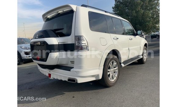 Acheter Import Voiture Mitsubishi Pajero Blanc à Import - Dubai, Harare Acheter Import Voiture Mitsubishi Pajero Blanc à Import - Dubai, Harare