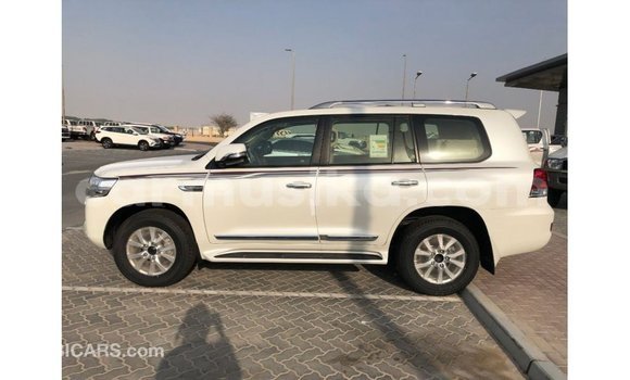 Tenga Imported Toyota Land Cruiser Chena Mota in Import - Dubai in Harare Tenga Imported Toyota Land Cruiser Chena Mota in Import - Dubai in Harare