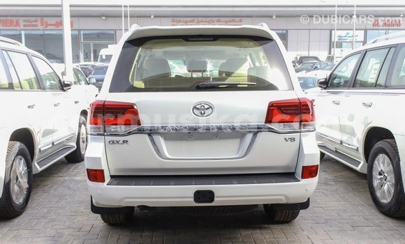 Tenga Imported Toyota Land Cruiser Chena Mota in Import - Dubai in Harare Tenga Imported Toyota Land Cruiser Chena Mota in Import - Dubai in Harare