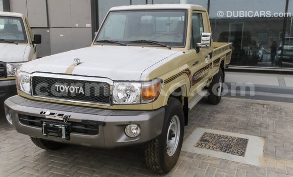 Tenga Imported Toyota Land Cruiser Beige Mota in Import - Dubai in Harare Tenga Imported Toyota Land Cruiser Beige Mota in Import - Dubai in Harare