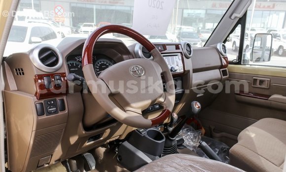Tenga Imported Toyota Land Cruiser Beige Mota in Import - Dubai in Harare Tenga Imported Toyota Land Cruiser Beige Mota in Import - Dubai in Harare