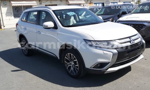 Acheter Import Voiture Mitsubishi Outlander Blanc à Import - Dubai, Harare Acheter Import Voiture Mitsubishi Outlander Blanc à Import - Dubai, Harare