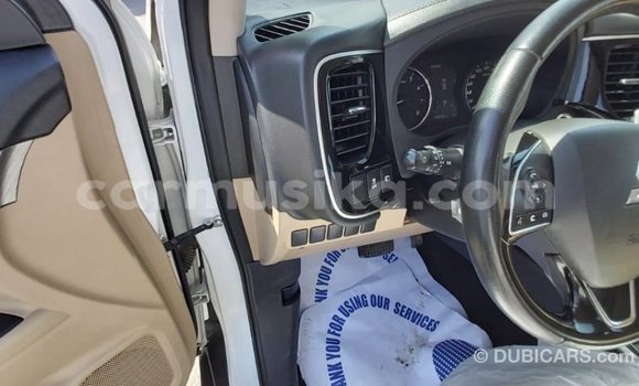 Acheter Import Voiture Mitsubishi Outlander Blanc à Import - Dubai, Harare Acheter Import Voiture Mitsubishi Outlander Blanc à Import - Dubai, Harare