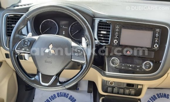 Acheter Import Voiture Mitsubishi Outlander Blanc à Import - Dubai, Harare Acheter Import Voiture Mitsubishi Outlander Blanc à Import - Dubai, Harare