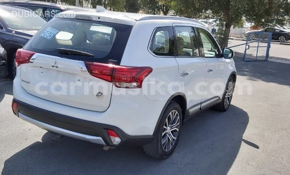 Acheter Import Voiture Mitsubishi Outlander Blanc à Import - Dubai, Harare Acheter Import Voiture Mitsubishi Outlander Blanc à Import - Dubai, Harare