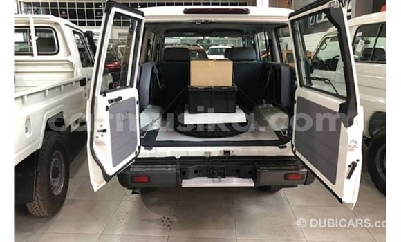 Nunua Imported Toyota Land Cruiser Nyeupe Gari ndani ya Import - Dubai nchini Harare Nunua Imported Toyota Land Cruiser Nyeupe Gari ndani ya Import - Dubai nchini Harare