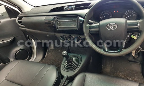 Tenga Tsaru Toyota Hilux Chena Mota in Beitbridge in Matabeleland South Tenga Tsaru Toyota Hilux Chena Mota in Beitbridge in Matabeleland South