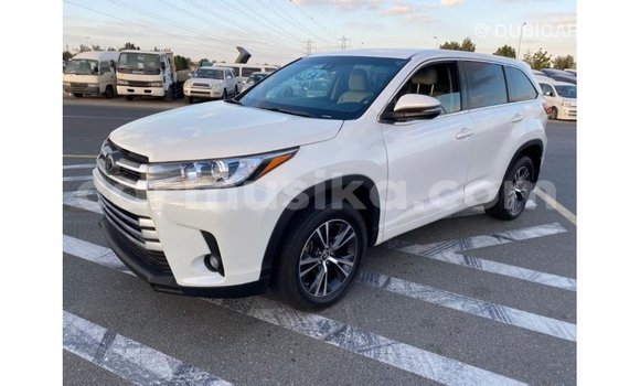 Tenga Imported Toyota Highlander Chena Mota in Import - Dubai in Harare Tenga Imported Toyota Highlander Chena Mota in Import - Dubai in Harare