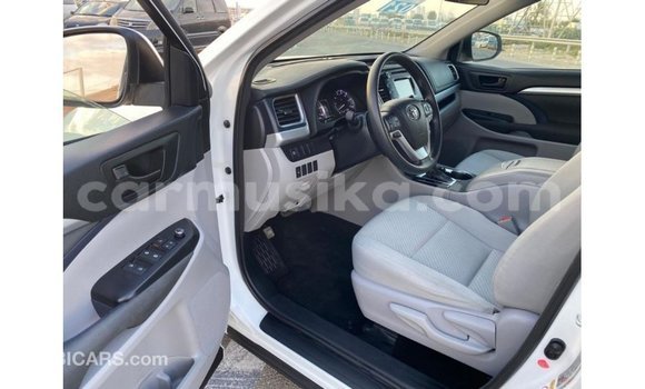 Tenga Imported Toyota Highlander Chena Mota in Import - Dubai in Harare Tenga Imported Toyota Highlander Chena Mota in Import - Dubai in Harare