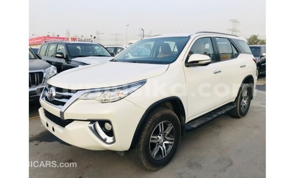 Acheter Import Voiture Toyota Fortuner Blanc à Import - Dubai, Harare Acheter Import Voiture Toyota Fortuner Blanc à Import - Dubai, Harare