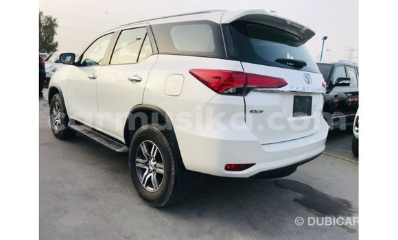 Acheter Import Voiture Toyota Fortuner Blanc à Import - Dubai, Harare Acheter Import Voiture Toyota Fortuner Blanc à Import - Dubai, Harare