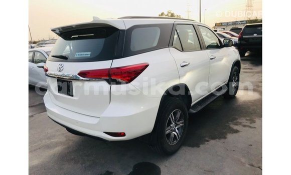 Acheter Import Voiture Toyota Fortuner Blanc à Import - Dubai, Harare Acheter Import Voiture Toyota Fortuner Blanc à Import - Dubai, Harare