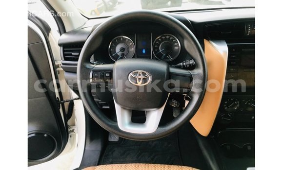 Acheter Import Voiture Toyota Fortuner Blanc à Import - Dubai, Harare Acheter Import Voiture Toyota Fortuner Blanc à Import - Dubai, Harare