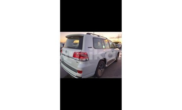 Tenga Imported Toyota Land Cruiser Chena Mota in Import - Dubai in Harare Tenga Imported Toyota Land Cruiser Chena Mota in Import - Dubai in Harare