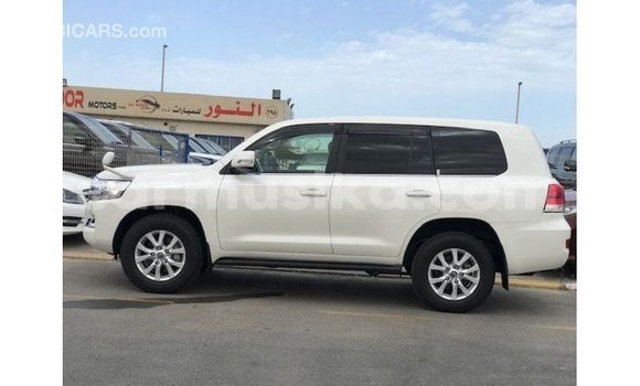 Acheter Import Voiture Toyota Land Cruiser Blanc à Import - Dubai, Harare Acheter Import Voiture Toyota Land Cruiser Blanc à Import - Dubai, Harare