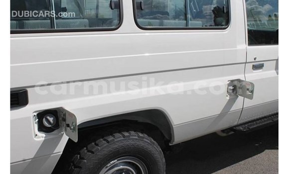 Tenga Imported Toyota Land Cruiser Chena Mota in Import - Dubai in Harare Tenga Imported Toyota Land Cruiser Chena Mota in Import - Dubai in Harare
