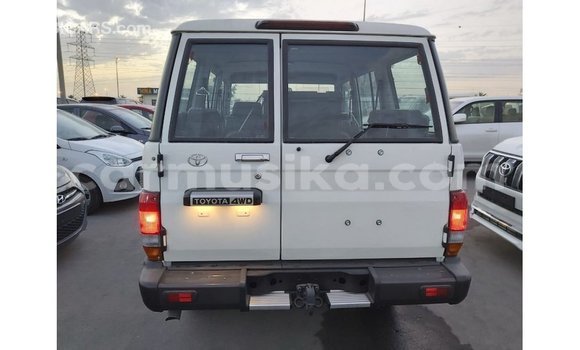 Acheter Import Voiture Toyota Land Cruiser Blanc à Import - Dubai, Harare Acheter Import Voiture Toyota Land Cruiser Blanc à Import - Dubai, Harare