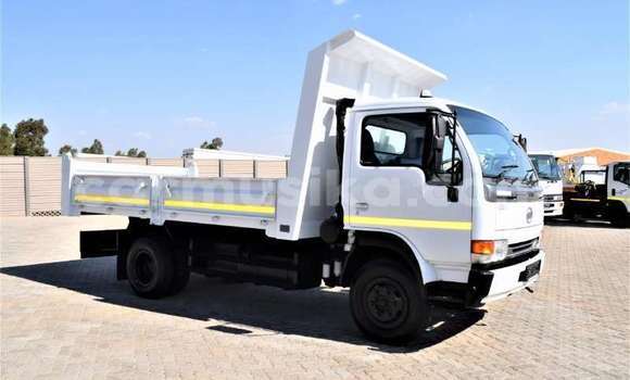 Nunua Ilio tumika Nissan UD Nyeupe Lori ndani ya Beitbridge nchini Matabeleland Kusini Nunua Ilio tumika Nissan UD Nyeupe Lori ndani ya Beitbridge nchini Matabeleland Kusini