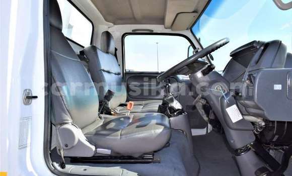 Nunua Ilio tumika Nissan UD Nyeupe Lori ndani ya Beitbridge nchini Matabeleland Kusini Nunua Ilio tumika Nissan UD Nyeupe Lori ndani ya Beitbridge nchini Matabeleland Kusini