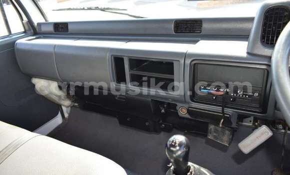 Nunua Ilio tumika Nissan UD Nyeupe Lori ndani ya Beitbridge nchini Matabeleland Kusini Nunua Ilio tumika Nissan UD Nyeupe Lori ndani ya Beitbridge nchini Matabeleland Kusini