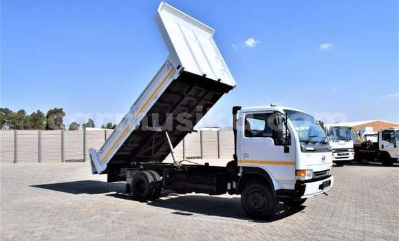 Nunua Ilio tumika Nissan UD Nyeupe Lori ndani ya Beitbridge nchini Matabeleland Kusini Nunua Ilio tumika Nissan UD Nyeupe Lori ndani ya Beitbridge nchini Matabeleland Kusini