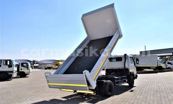 Nunua Ilio tumika Nissan UD Nyeupe Lori ndani ya Beitbridge nchini Matabeleland Kusini Nunua Ilio tumika Nissan UD Nyeupe Lori ndani ya Beitbridge nchini Matabeleland Kusini