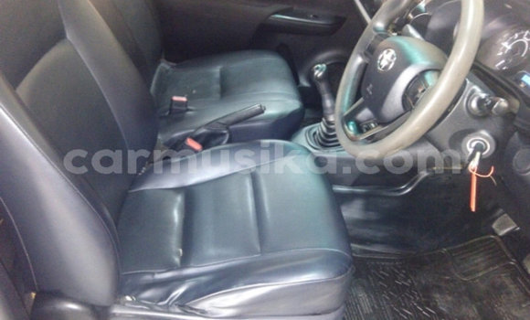 Tenga Tsaru Toyota Hilux Beige Mota in Beitbridge in Matabeleland South Tenga Tsaru Toyota Hilux Beige Mota in Beitbridge in Matabeleland South