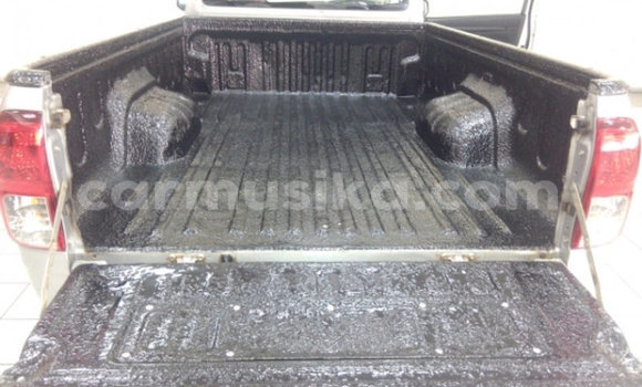 Tenga Tsaru Toyota Hilux Beige Mota in Beitbridge in Matabeleland South Tenga Tsaru Toyota Hilux Beige Mota in Beitbridge in Matabeleland South
