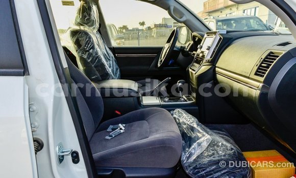 Acheter Import Voiture Toyota Land Cruiser Blanc à Import - Dubai, Harare Acheter Import Voiture Toyota Land Cruiser Blanc à Import - Dubai, Harare