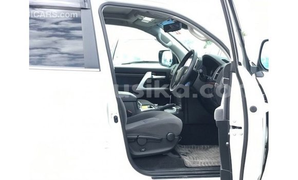 Nunua Imported Toyota Land Cruiser Nyeupe Gari ndani ya Import - Dubai nchini Harare Nunua Imported Toyota Land Cruiser Nyeupe Gari ndani ya Import - Dubai nchini Harare