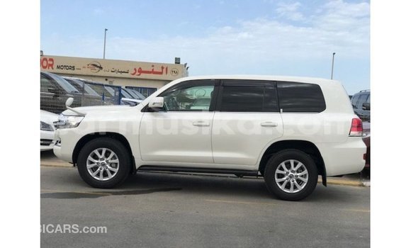 Nunua Imported Toyota Land Cruiser Nyeupe Gari ndani ya Import - Dubai nchini Harare Nunua Imported Toyota Land Cruiser Nyeupe Gari ndani ya Import - Dubai nchini Harare