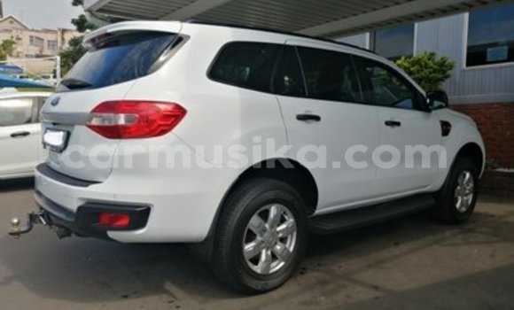 Acheter Occasion Voiture Ford Everest Blanc à Beitbridge, Matabeleland South Acheter Occasion Voiture Ford Everest Blanc à Beitbridge, Matabeleland South