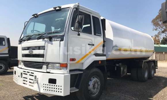 Nunua Ilio tumika Nissan UD Nyeupe Lori ndani ya Beitbridge nchini Matabeleland Kusini Nunua Ilio tumika Nissan UD Nyeupe Lori ndani ya Beitbridge nchini Matabeleland Kusini