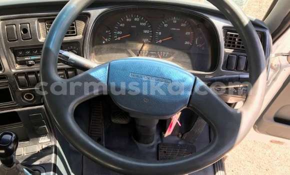 Nunua Ilio tumika Nissan UD Nyeupe Lori ndani ya Beitbridge nchini Matabeleland Kusini Nunua Ilio tumika Nissan UD Nyeupe Lori ndani ya Beitbridge nchini Matabeleland Kusini