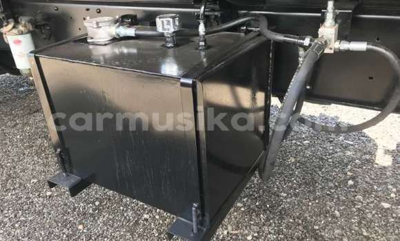 Nunua Ilio tumika Nissan UD Nyeupe Lori ndani ya Beitbridge nchini Matabeleland Kusini Nunua Ilio tumika Nissan UD Nyeupe Lori ndani ya Beitbridge nchini Matabeleland Kusini