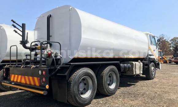 Nunua Ilio tumika Nissan UD Nyeupe Lori ndani ya Beitbridge nchini Matabeleland Kusini Nunua Ilio tumika Nissan UD Nyeupe Lori ndani ya Beitbridge nchini Matabeleland Kusini