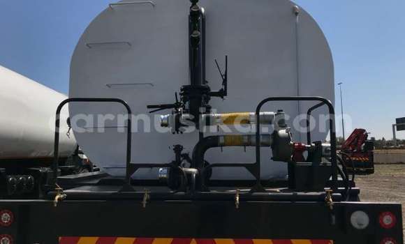 Nunua Ilio tumika Nissan UD Nyeupe Lori ndani ya Beitbridge nchini Matabeleland Kusini Nunua Ilio tumika Nissan UD Nyeupe Lori ndani ya Beitbridge nchini Matabeleland Kusini