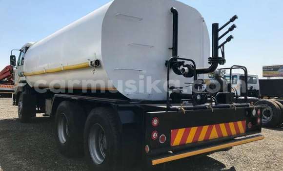 Nunua Ilio tumika Nissan UD Nyeupe Lori ndani ya Beitbridge nchini Matabeleland Kusini Nunua Ilio tumika Nissan UD Nyeupe Lori ndani ya Beitbridge nchini Matabeleland Kusini