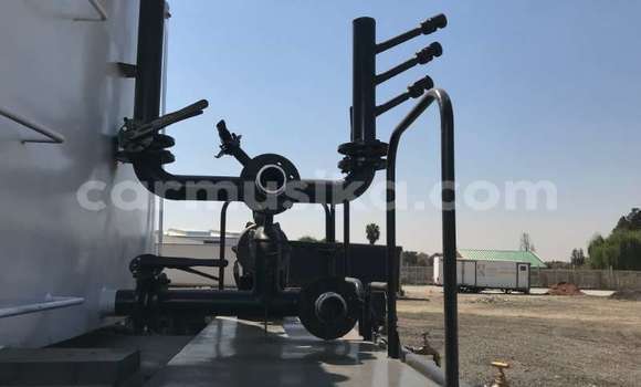 Nunua Ilio tumika Nissan UD Nyeupe Lori ndani ya Beitbridge nchini Matabeleland Kusini Nunua Ilio tumika Nissan UD Nyeupe Lori ndani ya Beitbridge nchini Matabeleland Kusini