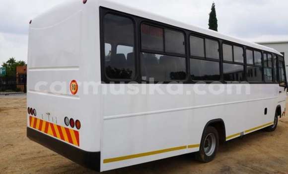 Acheter Occasion Utilitaire Hino 300 Series Blanc à Beitbridge, Matabeleland South Acheter Occasion Utilitaire Hino 300 Series Blanc à Beitbridge, Matabeleland South