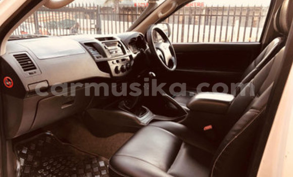 Buy Used Toyota Hilux White Car in Beitbridge in Matabeleland South Buy Used Toyota Hilux White Car in Beitbridge in Matabeleland South