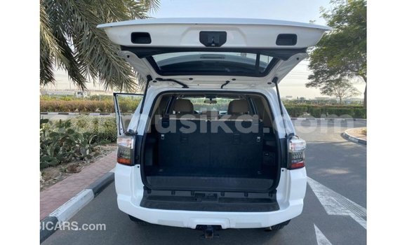 Acheter Import Utilitaire Toyota HiAce Blanc à Import - Dubai, Harare Acheter Import Utilitaire Toyota HiAce Blanc à Import - Dubai, Harare