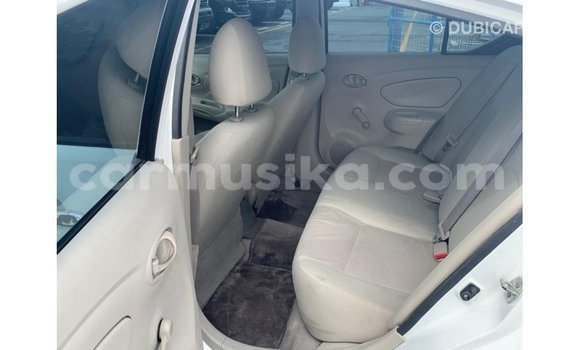 Acheter Import Voiture Nissan Sunny Blanc à Import - Dubai, Harare Acheter Import Voiture Nissan Sunny Blanc à Import - Dubai, Harare