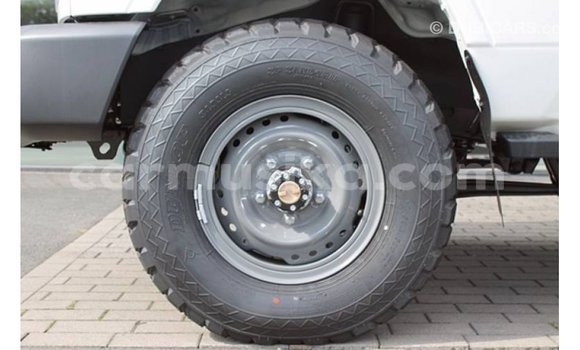 Tenga Imported Toyota Land Cruiser Chena Mota in Import - Dubai in Harare Tenga Imported Toyota Land Cruiser Chena Mota in Import - Dubai in Harare
