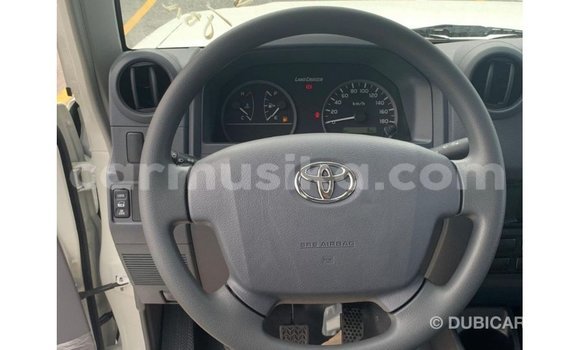 Acheter Import Voiture Toyota Land Cruiser Blanc à Import - Dubai, Harare Acheter Import Voiture Toyota Land Cruiser Blanc à Import - Dubai, Harare