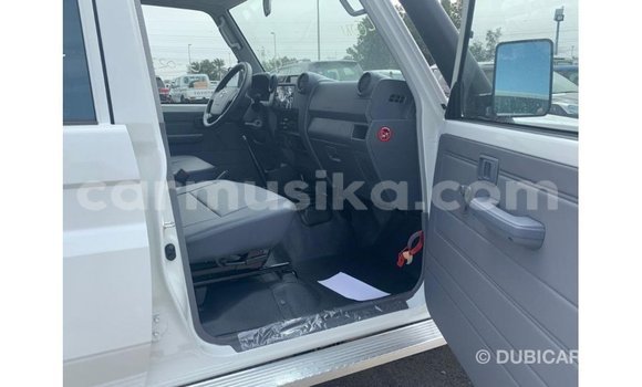 Acheter Import Voiture Toyota Land Cruiser Blanc à Import - Dubai, Harare Acheter Import Voiture Toyota Land Cruiser Blanc à Import - Dubai, Harare