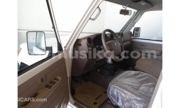 Acheter Import Voiture Toyota Land Cruiser Blanc à Import - Dubai, Harare Acheter Import Voiture Toyota Land Cruiser Blanc à Import - Dubai, Harare